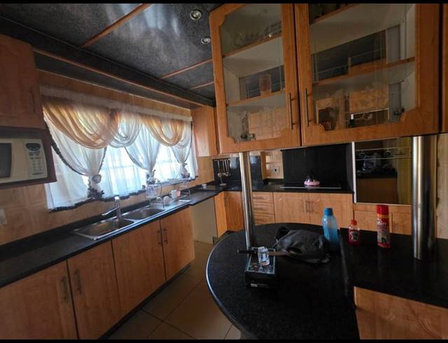 6 BEDROOM HOUSE FOR SALE IN GREENHILLS